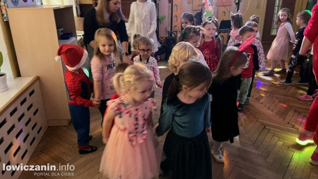 Zabawa muzyczna z Mikołajem w przedszkolu Pszczółka Maja w Łowiczu