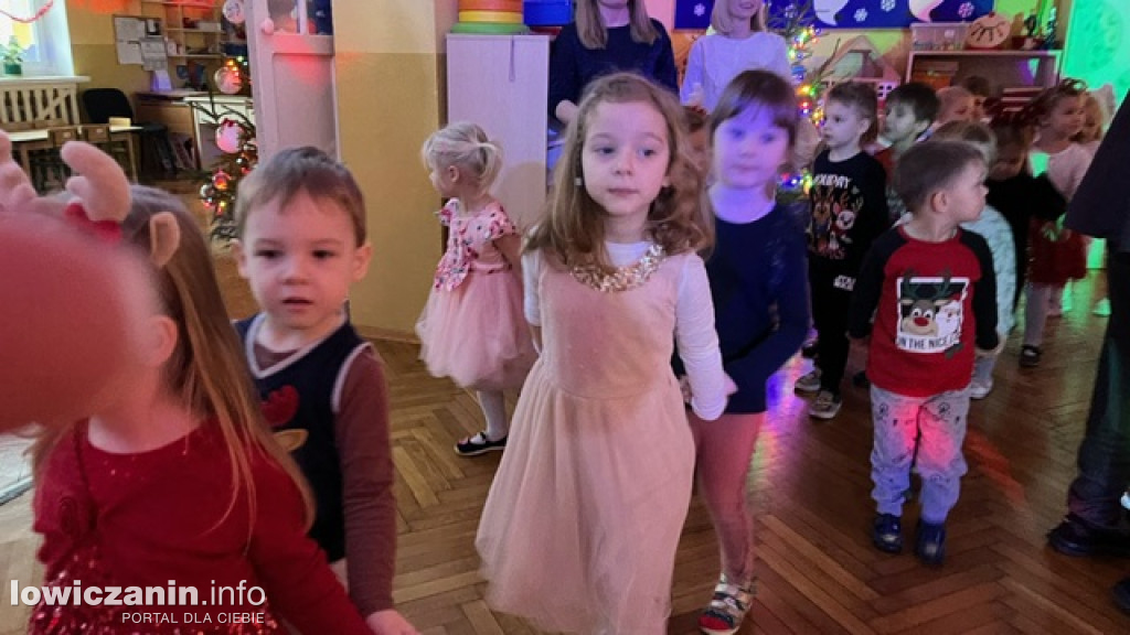 Zabawa muzyczna z Mikołajem w przedszkolu Pszczółka Maja w Łowiczu