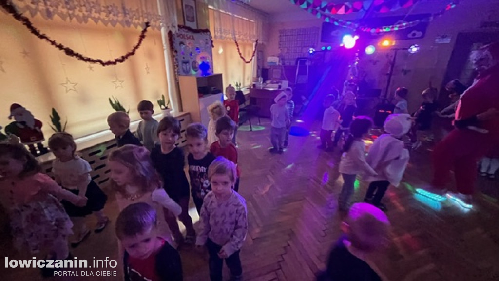 Zabawa muzyczna z Mikołajem w przedszkolu Pszczółka Maja w Łowiczu
