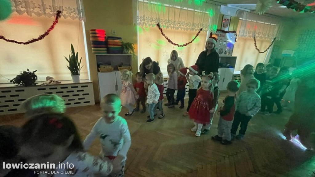 Zabawa muzyczna z Mikołajem w przedszkolu Pszczółka Maja w Łowiczu
