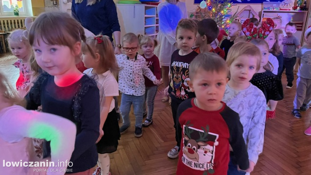 Zabawa muzyczna z Mikołajem w przedszkolu Pszczółka Maja w Łowiczu