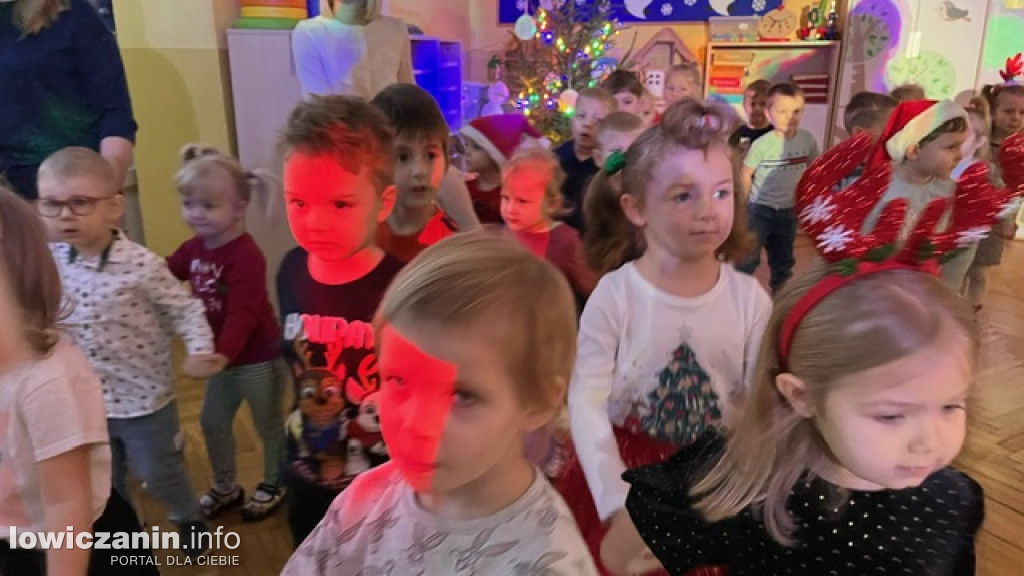 Zabawa muzyczna z Mikołajem w przedszkolu Pszczółka Maja w Łowiczu