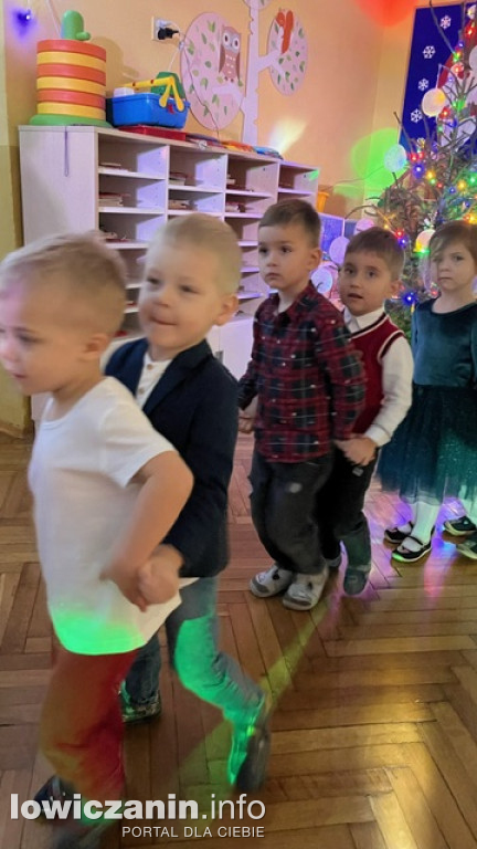 Zabawa muzyczna z Mikołajem w przedszkolu Pszczółka Maja w Łowiczu