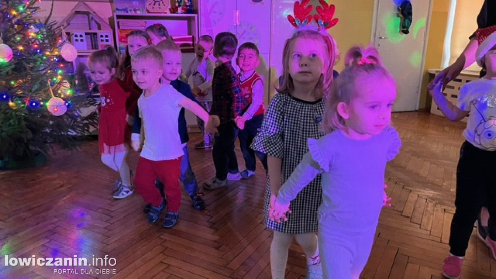 Zabawa muzyczna z Mikołajem w przedszkolu Pszczółka Maja w Łowiczu