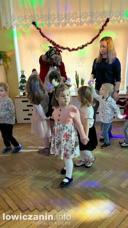 Zabawa muzyczna z Mikołajem w przedszkolu Pszczółka Maja w Łowiczu