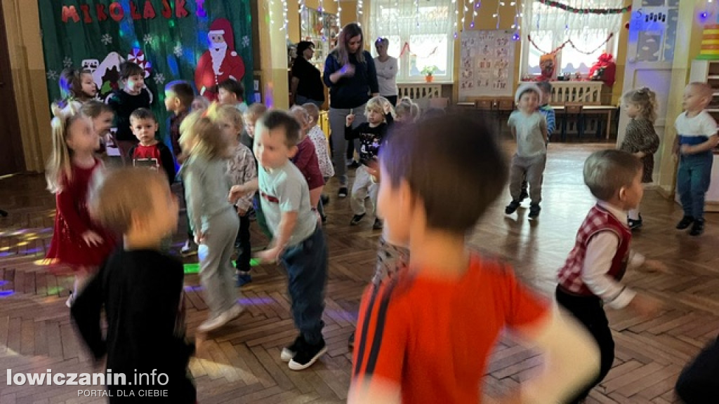 Zabawa muzyczna z Mikołajem w przedszkolu Pszczółka Maja w Łowiczu