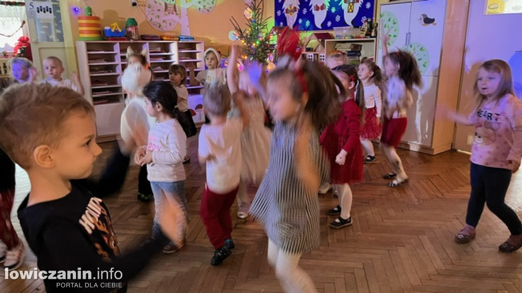 Zabawa muzyczna z Mikołajem w przedszkolu Pszczółka Maja w Łowiczu