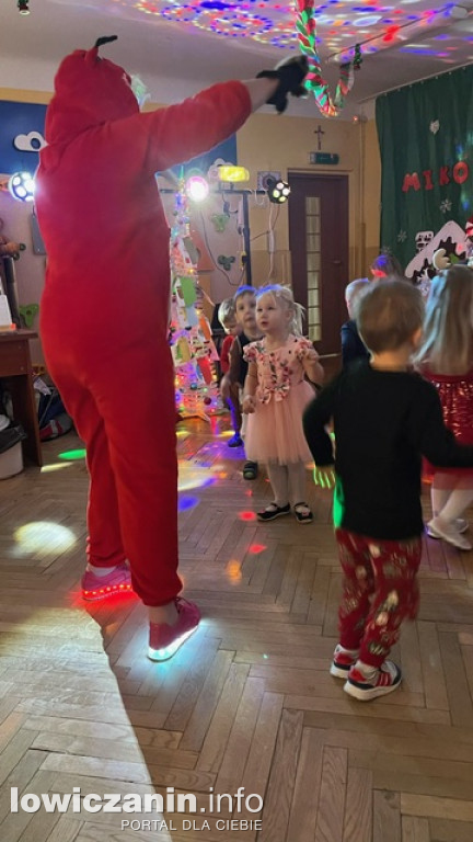 Zabawa muzyczna z Mikołajem w przedszkolu Pszczółka Maja w Łowiczu