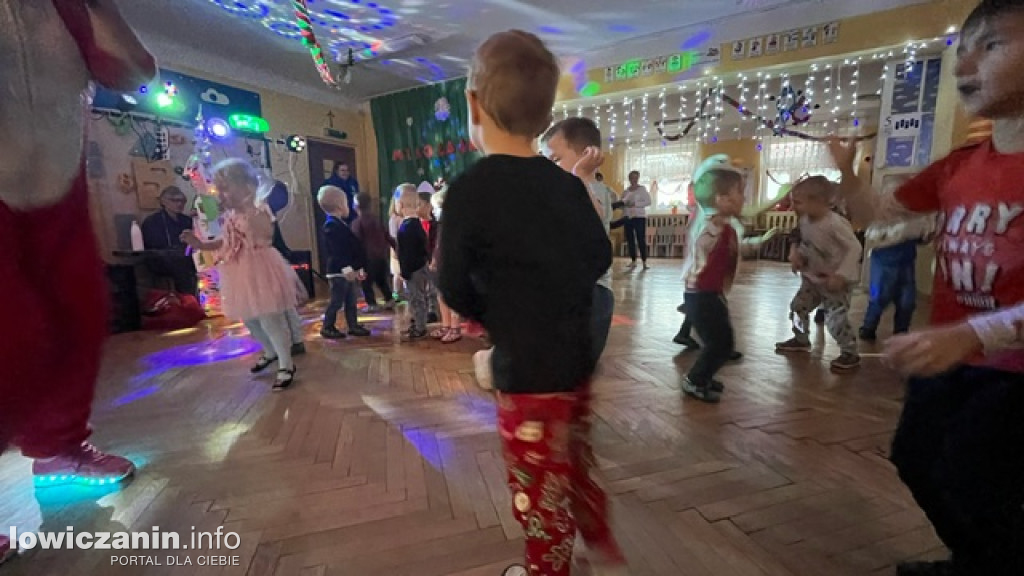 Zabawa muzyczna z Mikołajem w przedszkolu Pszczółka Maja w Łowiczu