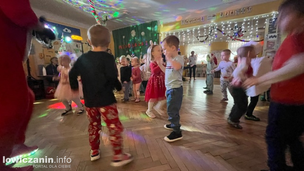 Zabawa muzyczna z Mikołajem w przedszkolu Pszczółka Maja w Łowiczu