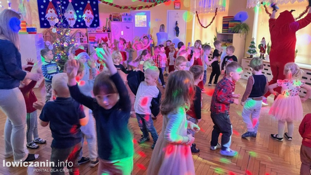 Zabawa muzyczna z Mikołajem w przedszkolu Pszczółka Maja w Łowiczu