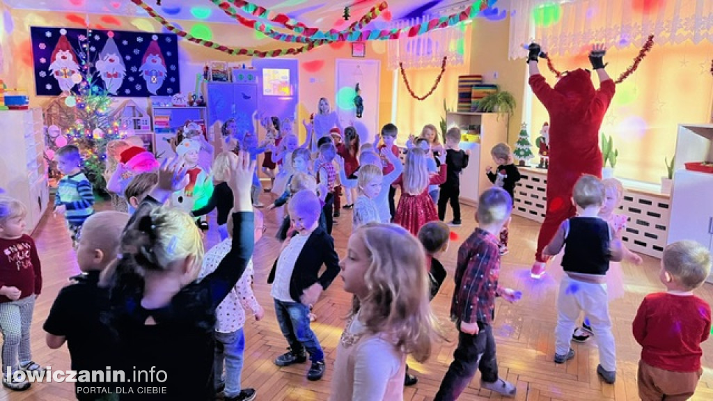 Zabawa muzyczna z Mikołajem w przedszkolu Pszczółka Maja w Łowiczu