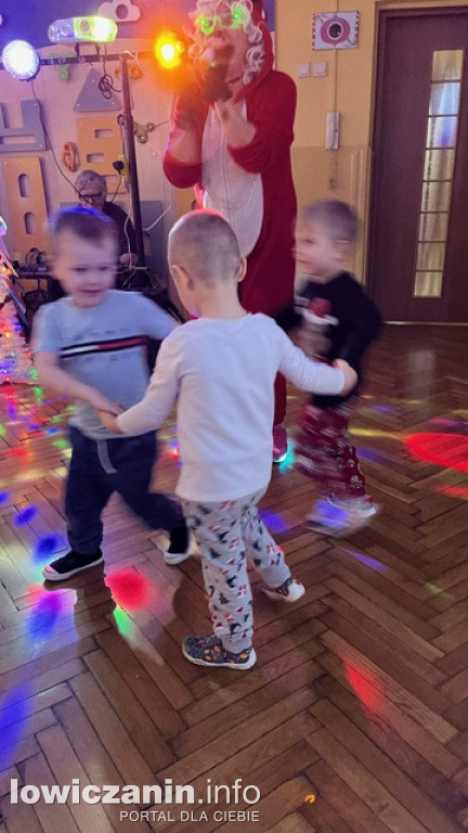 Zabawa muzyczna z Mikołajem w przedszkolu Pszczółka Maja w Łowiczu