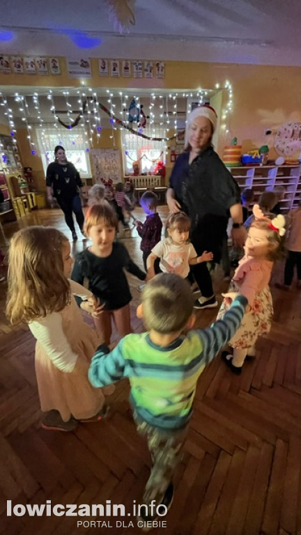 Zabawa muzyczna z Mikołajem w przedszkolu Pszczółka Maja w Łowiczu