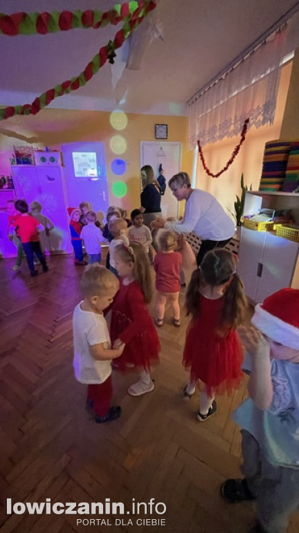 Zabawa muzyczna z Mikołajem w przedszkolu Pszczółka Maja w Łowiczu