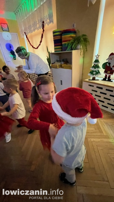 Zabawa muzyczna z Mikołajem w przedszkolu Pszczółka Maja w Łowiczu