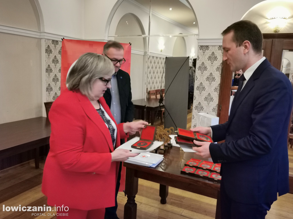 Uhonorowanie osób i instytucji wspierających PCK Łowicz