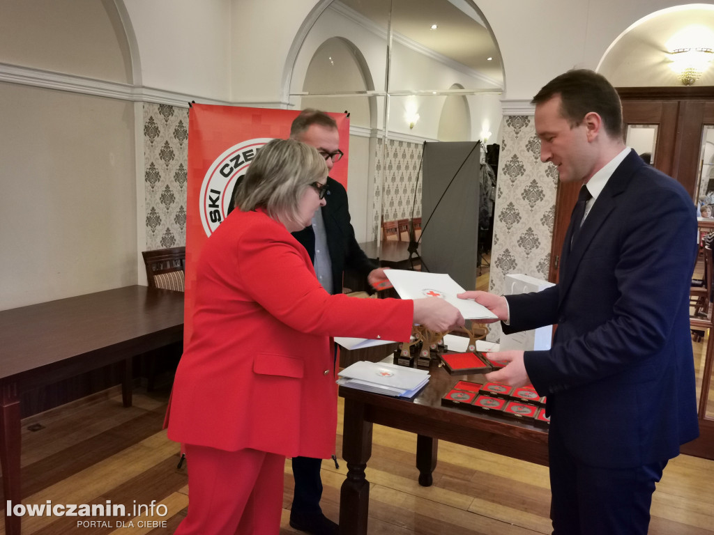 Uhonorowanie osób i instytucji wspierających PCK Łowicz