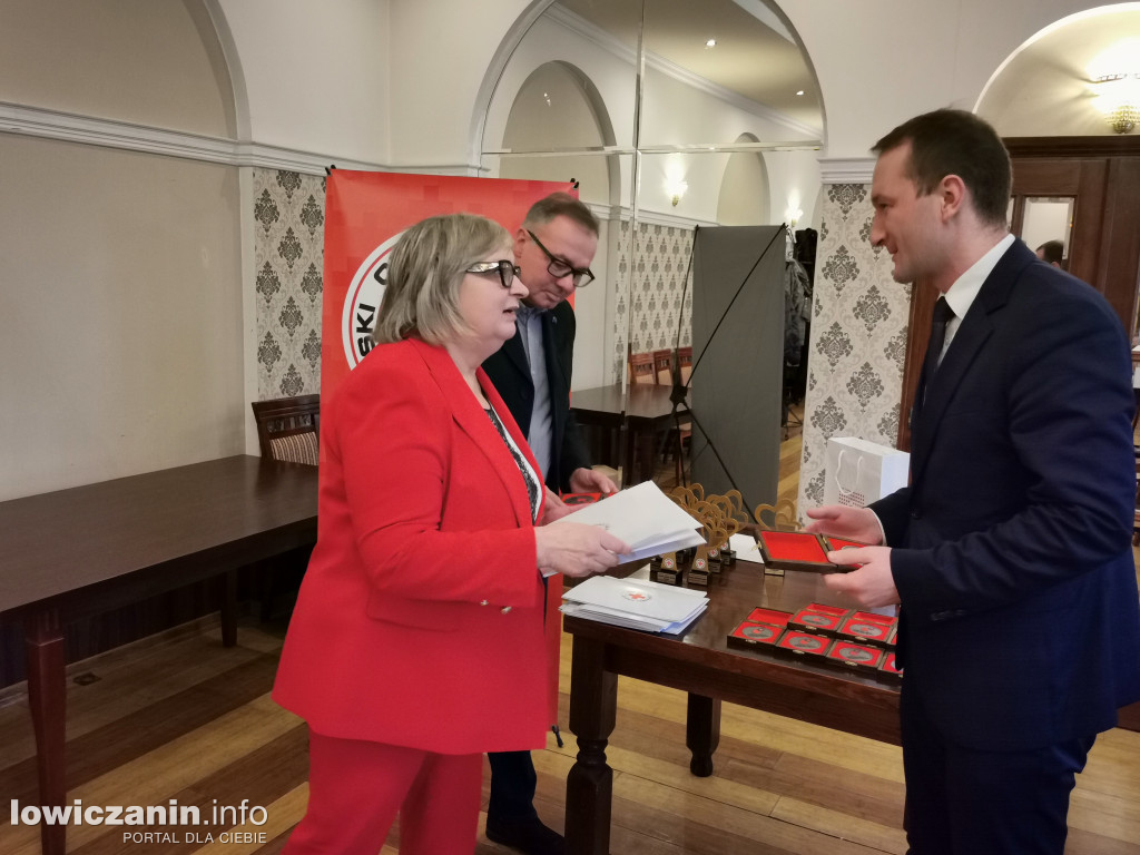 Uhonorowanie osób i instytucji wspierających PCK Łowicz