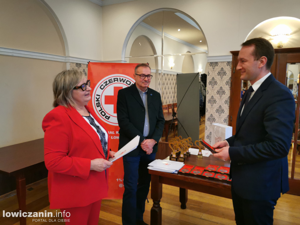 Uhonorowanie osób i instytucji wspierających PCK Łowicz