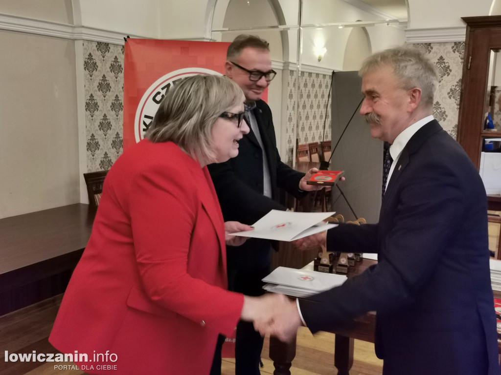 Uhonorowanie osób i instytucji wspierających PCK Łowicz