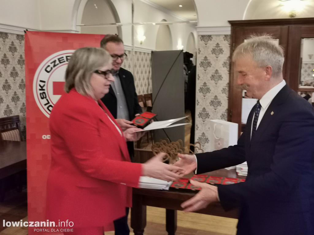 Uhonorowanie osób i instytucji wspierających PCK Łowicz