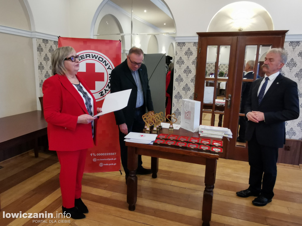 Uhonorowanie osób i instytucji wspierających PCK Łowicz