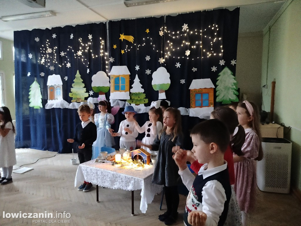 Przedstawienie bożonarodzeniowe w przedszkolu Stokrotka w Łowiczu
