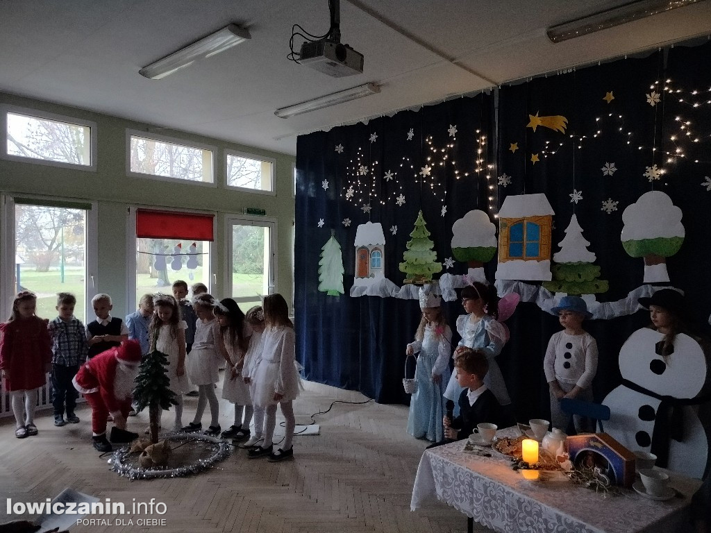 Przedstawienie bożonarodzeniowe w przedszkolu Stokrotka w Łowiczu