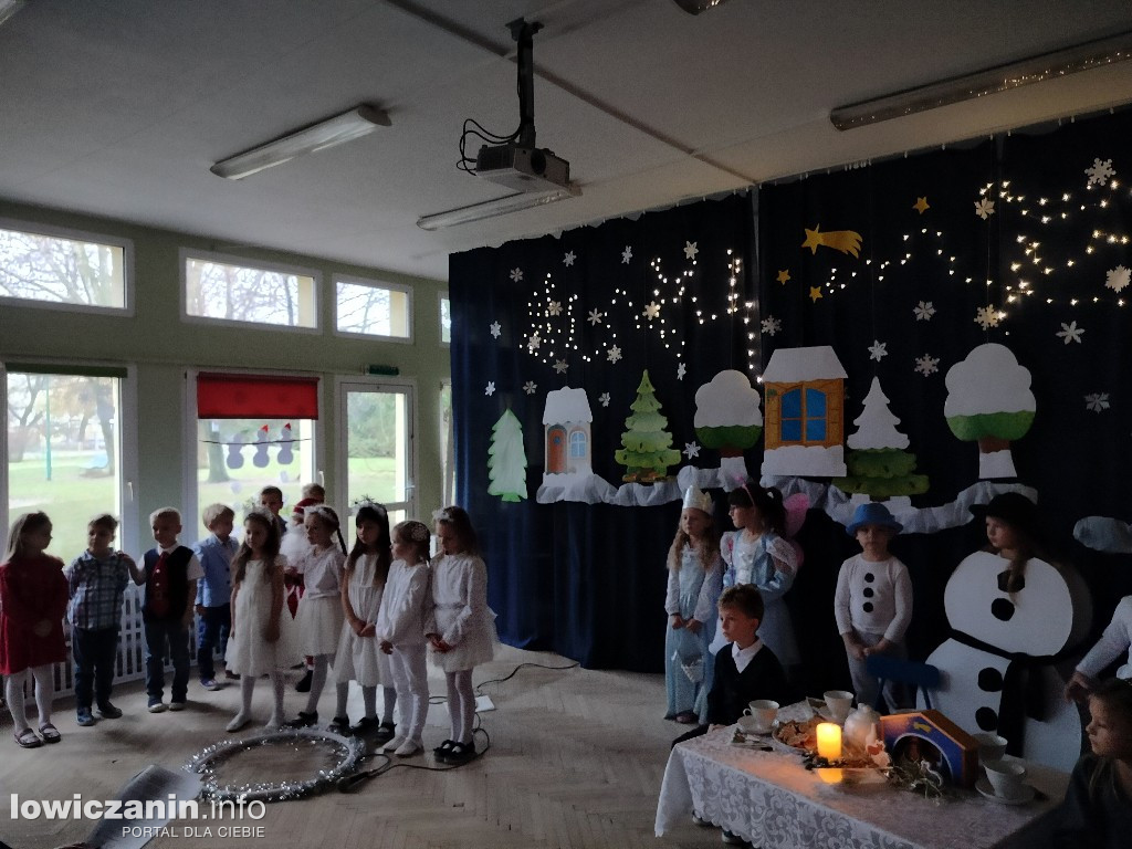 Przedstawienie bożonarodzeniowe w przedszkolu Stokrotka w Łowiczu