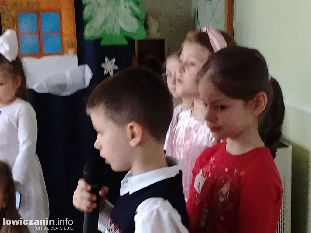 Przedstawienie bożonarodzeniowe w przedszkolu Stokrotka w Łowiczu