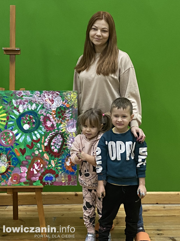 Lokalni artyści malują obrazy z dziećmi w szkole w Popowie - część 4
