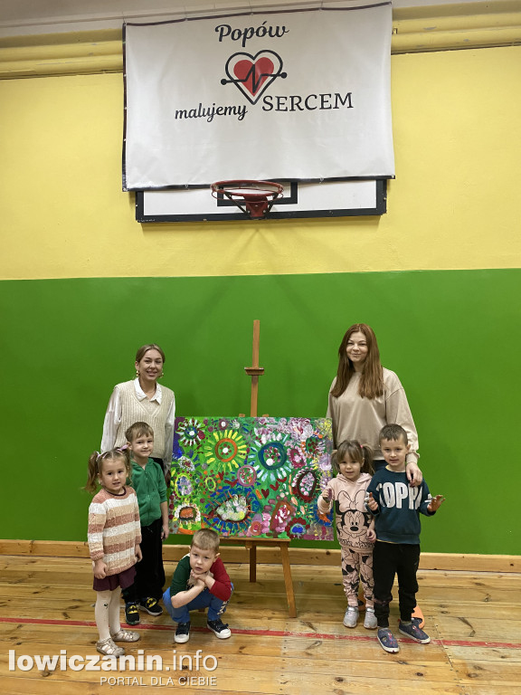 Lokalni artyści malują obrazy z dziećmi w szkole w Popowie - część 4