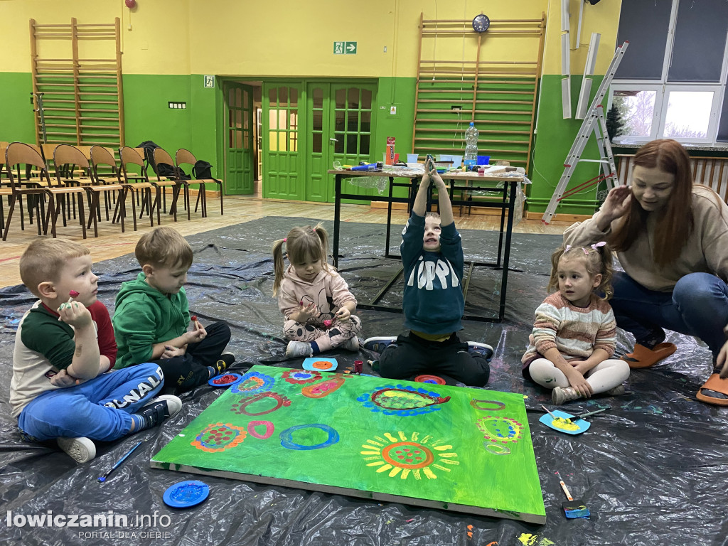 Lokalni artyści malują obrazy z dziećmi w szkole w Popowie - część 4
