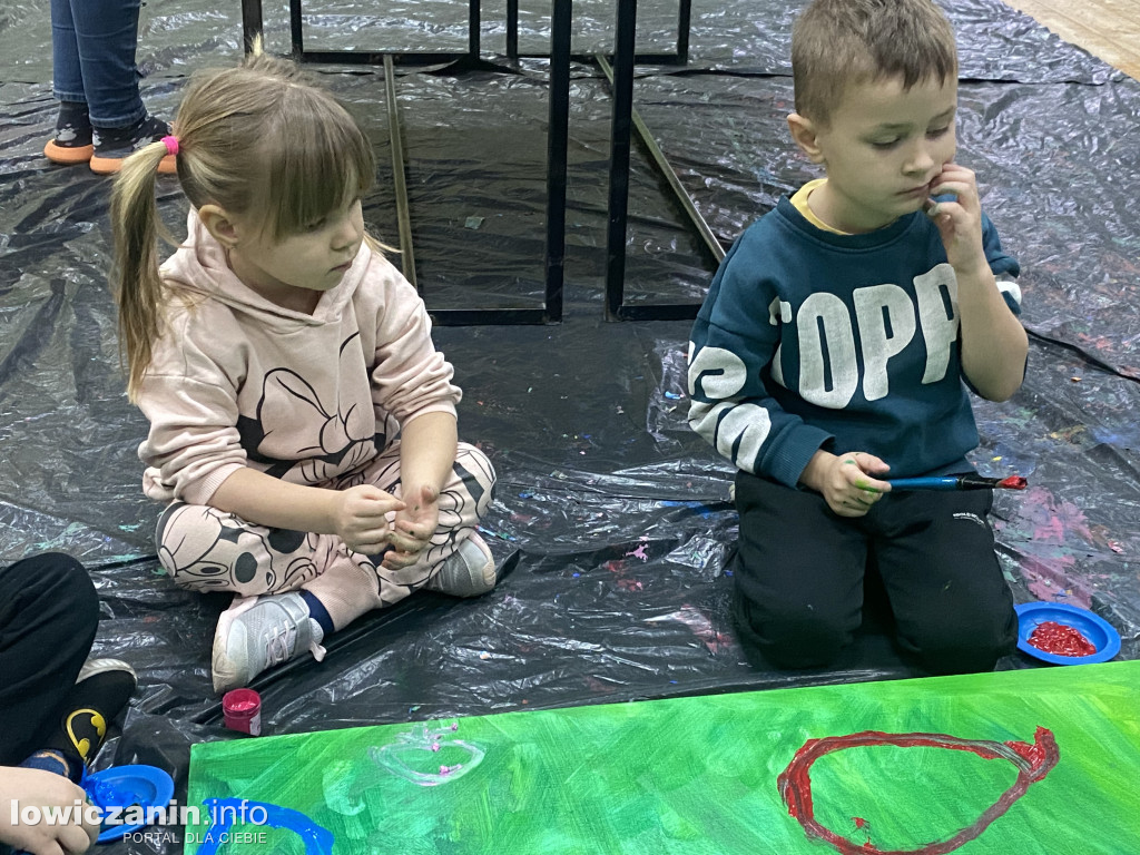 Lokalni artyści malują obrazy z dziećmi w szkole w Popowie - część 4