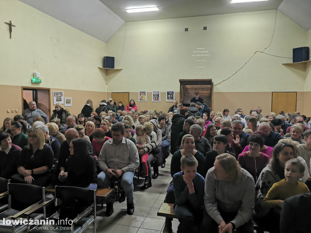 Spektakl ,,Nic nas to nie obchodzi” na Korabce w Łowiczu
