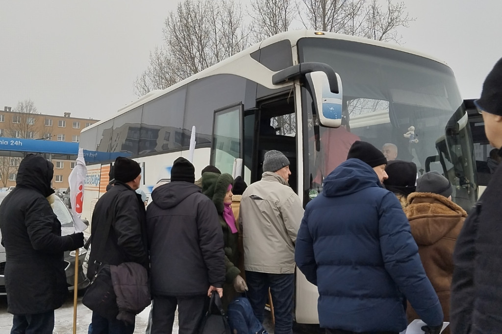 Wyjazd sympatyków PiS na protest do Warszawy