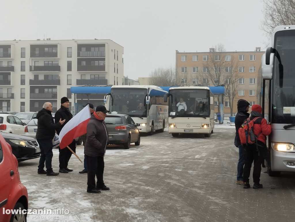 Wyjazd sympatyków PiS na protest do Warszawy