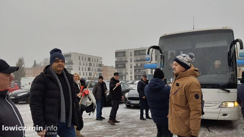 Wyjazd sympatyków PiS na protest do Warszawy