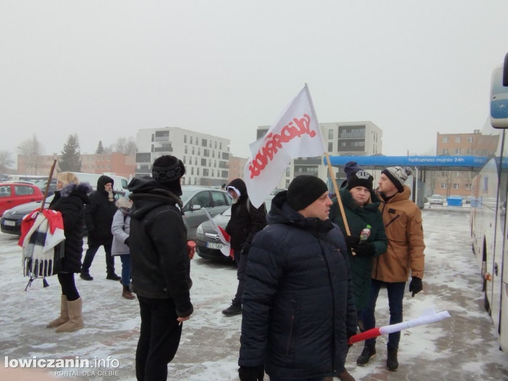 Wyjazd sympatyków PiS na protest do Warszawy