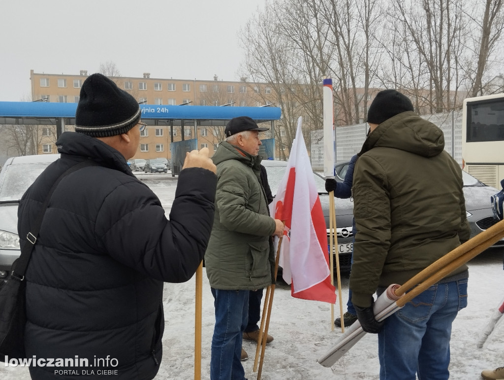 Wyjazd sympatyków PiS na protest do Warszawy