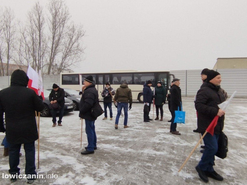 Wyjazd sympatyków PiS na protest do Warszawy