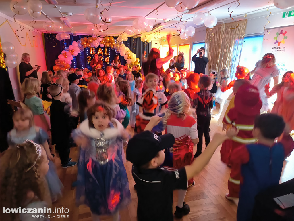 Bal karnawałowy, przedszkole Pod Tęczą