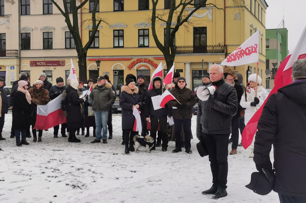 Łowicz. Pikieta zwolenników PiS