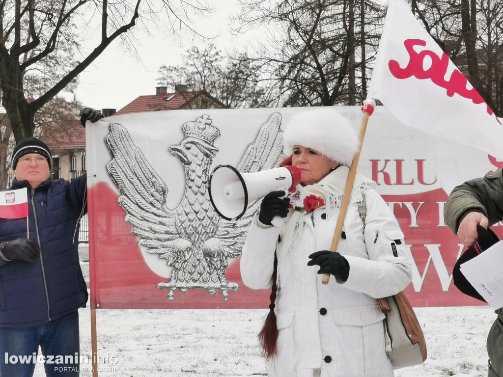 Łowicz. Pikieta zwolenników PiS