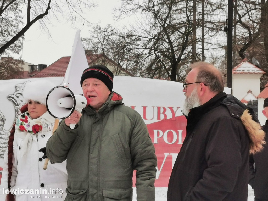 Łowicz. Pikieta zwolenników PiS