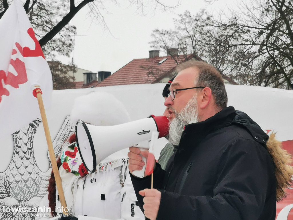 Łowicz. Pikieta zwolenników PiS