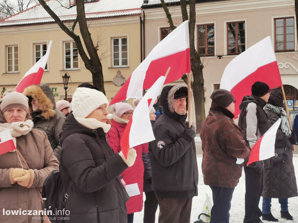 Łowicz. Pikieta zwolenników PiS