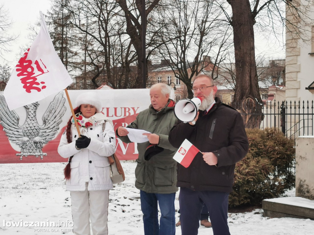 Łowicz. Pikieta zwolenników PiS