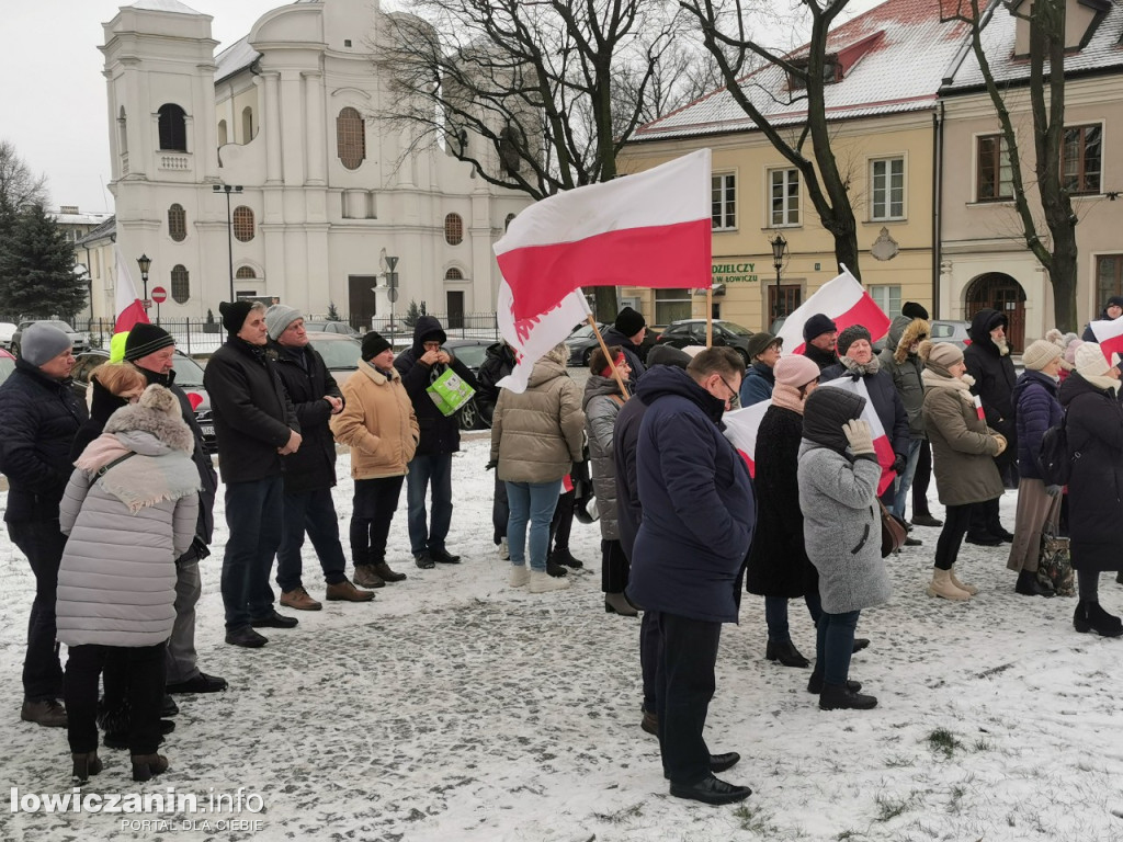 Łowicz. Pikieta zwolenników PiS